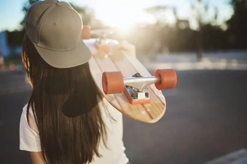 Jak zwęzić czapkę z daszkiem? Skuteczne metody DIY i porady