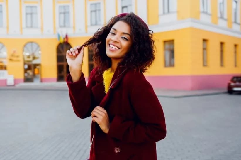 Jak dobrać idealną czapkę do bordowej kurtki? Modne porady i inspiracje