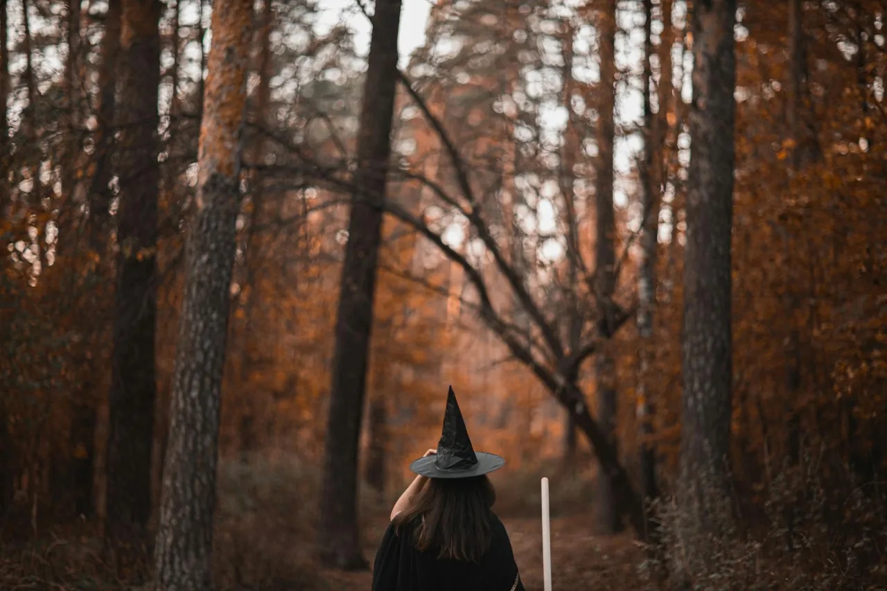 Strój na Halloween z tego, co masz w szafie: zainspiruj się czterema kultowymi postaciami