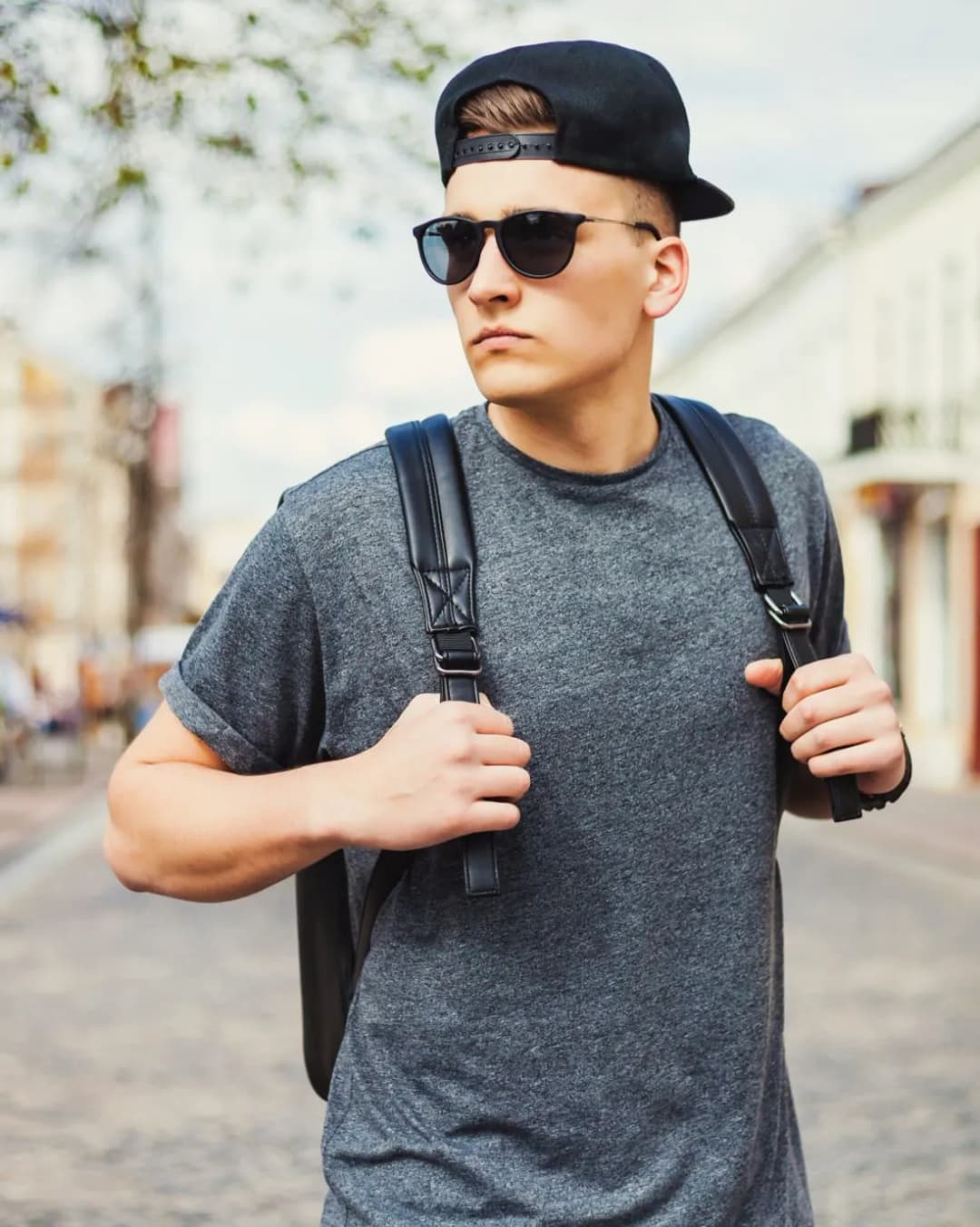 Jak nosić czapki stylowo i uniknąć modowych wpadek – porady i inspiracje