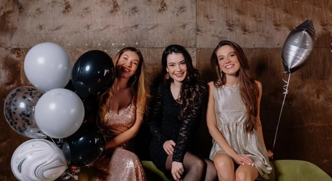 Jak się ubrać na 18 urodziny syna? Sprawdź stylowe i eleganckie propozycje