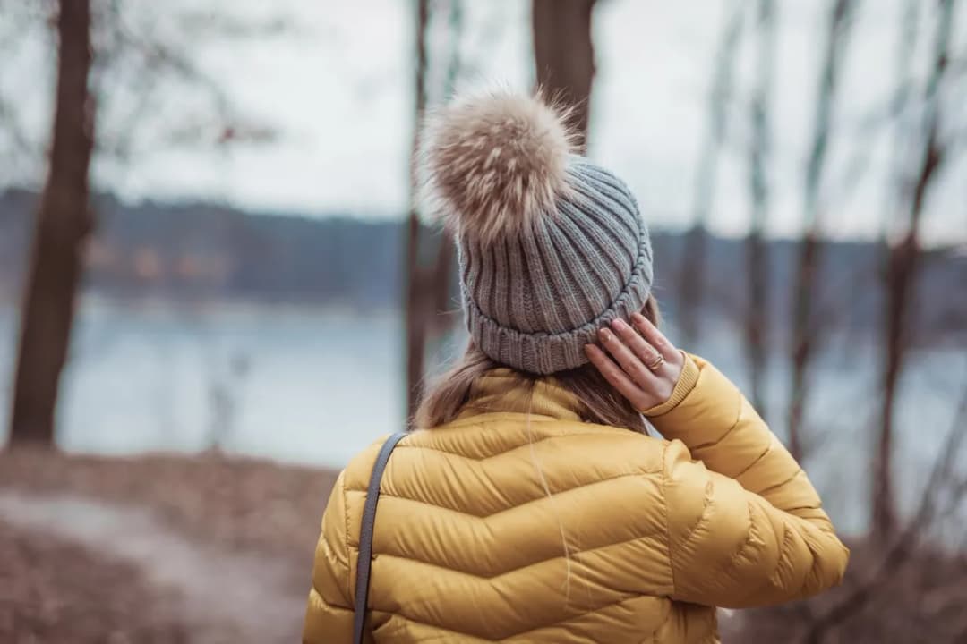 Jaka czapka do miodowej kurtki? Oto najlepsze stylizacje i porady