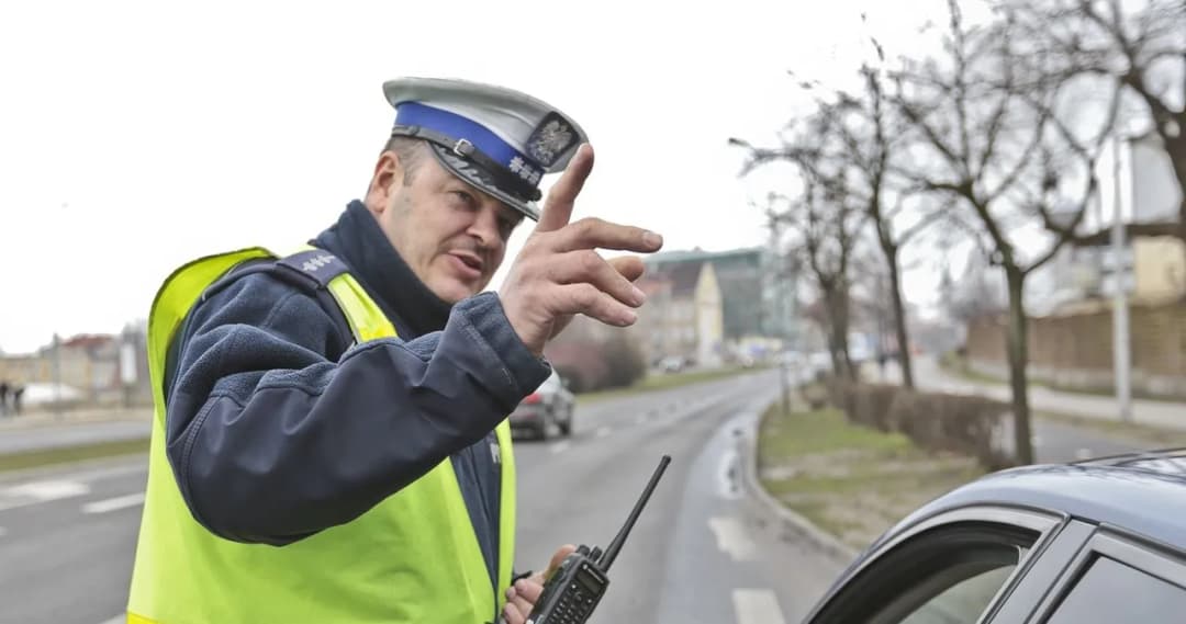 Białe czapki w policji – co oznaczają i jak wpływają na bezpieczeństwo?