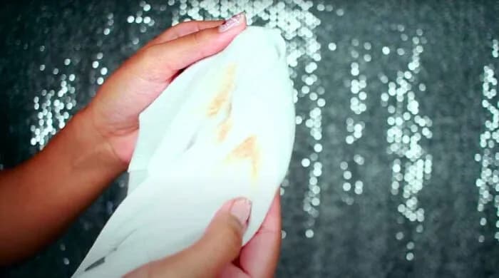 Jak skutecznie sprać podkład z ubrania – domowe i sprawdzone sposoby na plamy